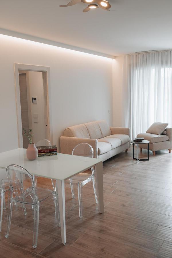 Sea Breeze Aparthotel Каорле Екстериор снимка