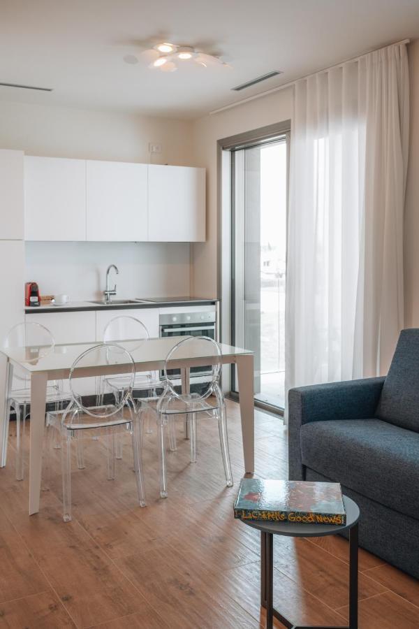 Sea Breeze Aparthotel Каорле Екстериор снимка