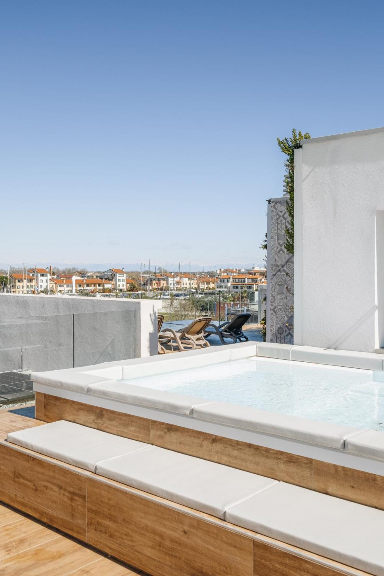 Sea Breeze Aparthotel Каорле Екстериор снимка